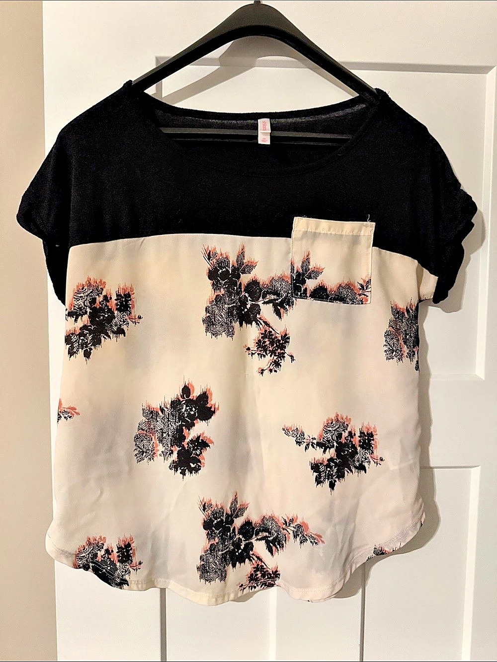 Xhilaration Floral Short Sleeve Top in Black & Cream Size Medium